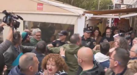 La Policía Nacional ha tenido que interponerse entre los manifestantes y el grupo que acompañaba a Mazón en Orihuela.