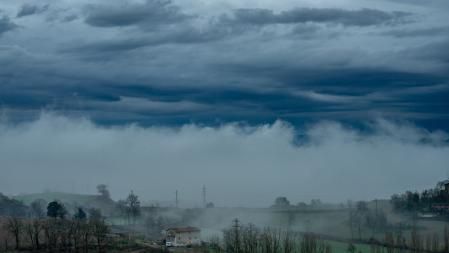 La niebla cubre todo el paisaje.