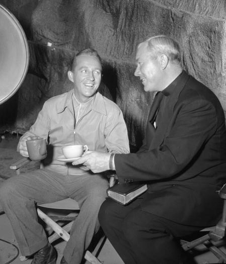 El cantante Bing Crosby (izqda.) con el padre Patrick Peyton en un estudio de televisión en Hollywood, 1956