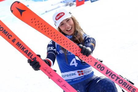 SESTRIERE (Italy), 23/02/2025.- Winner Mikaela Shiffrin of the USA celebrates in the finish area after the Women's Slalom race at the FIS Alpine Skiing World Cup event in Sestriere, Italy, 23 February 2025. (Italia) EFE/EPA/ANDREA SOLERO
