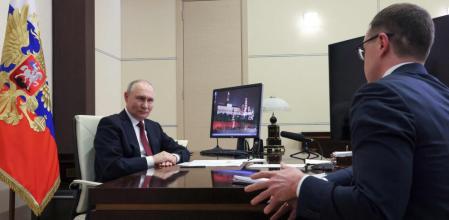 El presidente ruso, Vladímir Putin, habla con el periodista de televisión estatal Pável Zarubin en su residencia de Novo-Ogariovo, a las afueras de Moscú, este 24 de febrero (MIKHAIL METZEL / AFP)<br>