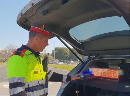 El letrero luminoso indica al conductor del vehículo que va detrás que siga al vehículo que le precede, en este caso un coche no logotipado de los Mossos&nbsp;