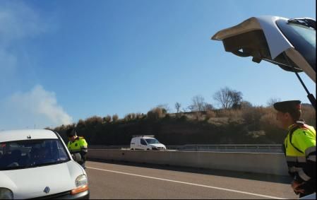 Un agente identifica al conductor de un vehículo que ha sido parado por un coche camuflado de los Mossos&nbsp;