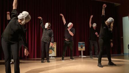 Ales de Teatre ensaya la obra teatral  ‘I’m ok. La nova ciutat, un lloc per ser feliç’