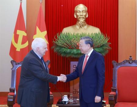El veterano de Vietnam y fundador de FedEx, Frederick W. Smith, ha sido recibido este martes por To Lam, Secretario General del Partido Comunista de Vietnam, frente a un busto del revolucionario Ho Chi Minh. La primera autoridad del país también ha recibido hoy al presidente de Timor Oriental, José Ramos Horta y al primer ministro de Nueva Zelanda, Christopher Luxon. Hanoi ha pasado en tres décadas de capital paria a capital cortejada.