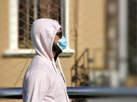 Un joven con mascarilla por la Covid.