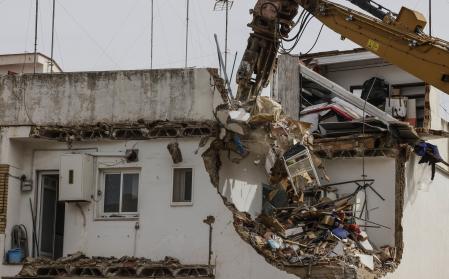 Vecinos observan el derribo de viviendas con maquinaria pesada, a 24 de febrero de 2025, en Chiva, Valencia, Comunidad Valenciana (España). La maquinaria pesada ha comenzado a trabajar en la demolición de las 25 viviendas de Chiva que quedaron afectadas y en estado crítico tras el paso de la DANA. Los daños estructurales que los inmuebles han sufrido en la calle Ramón y Cajal, San Isidro y en el barrio de Bechinos obligan a tirar abajo casas, que después de tres meses de valoraciones y peritajes, se confirma que no pueden ser recuperadas.