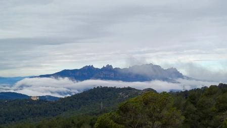 Faldilla de niebla bajo Montserrat.
