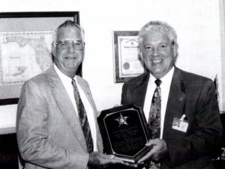 El sheriff Tom Mylander (izquierda) fue quien detuvo a Kaprat III