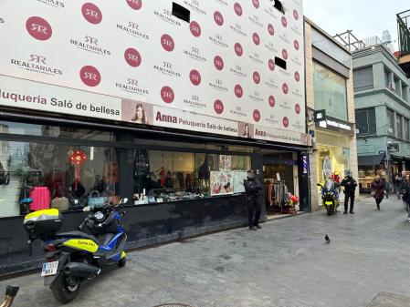 El local se halla ubicado en pleno eje comercial del carrer del Mar .