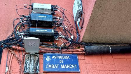 Confluencia de cables en la avenida Abat Marcet de Terrassa.