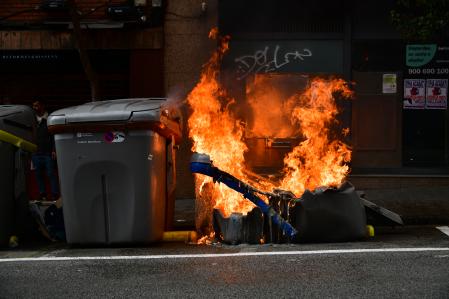 Contenedor incendiado.