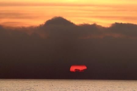 El sol atrapado entre las nubes en Calella de Palafrugell.