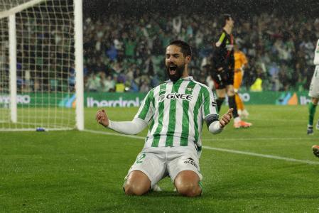 SEVILLA, 01/03/2025.- El centrocampista del Betis Isco Alarcón celebra tras marcar el segundo gol, durante el partido de la jornada 26 de LaLiga EA Sports que Real Betis y Real Madrid disputan este sábado en el estadio Benito Villamarín, en Sevilla. EFE/Julio Muñoz