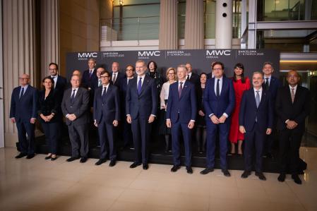 El Rey posa con las autoridades asistentes a la cena inaugural del Mobile Word Congress, este domingo, en el MNAC