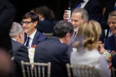 El Rey, en la mesa presidencial de la cena del Mobile World Congress, junto al presidente de la Generalitat, Salvador Illa