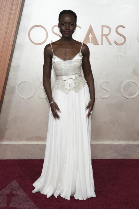 Lupita Nyong'o escoge un vestido vaporos blanco para su entrada triunfal.&nbsp;