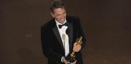 Sean Baker, recoge uno de los cuatro Oscar, un póker nunca visto, con su película 'Anora' (AP)