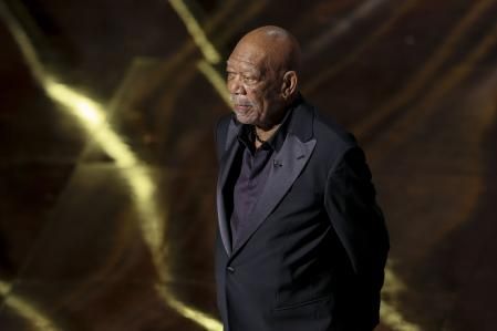 Morgan Freeman protagonizó otro momento de la noche, al recordar de forma muy emotiva al recién fallecido Gene Hackman&nbsp;
