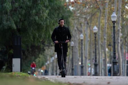 Está prohibido conducir un patinete eléctrico con auticulares o cascos de audio&nbsp;