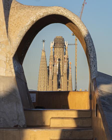 La Sagrada Familia enmarcada en un arco.