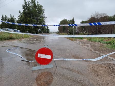 Una carretera cortada en Riba-Roja.