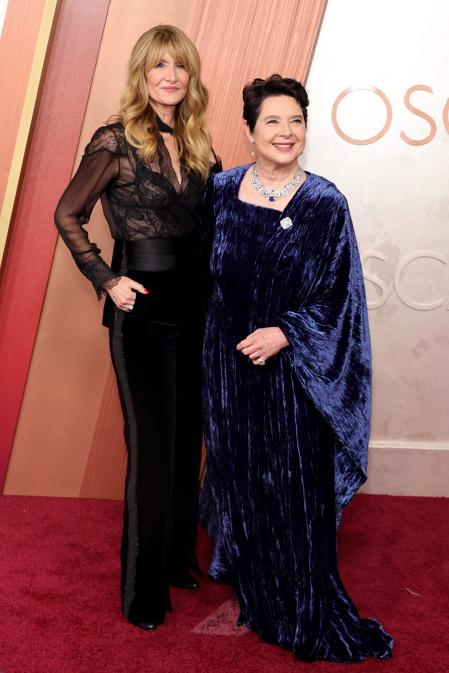 Laura Dern e Isabella Rossellini en la alfombra roja de los premios Oscar