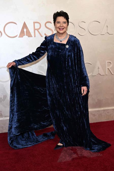 Isabella Rossellini en la alfombra roja de los premios Oscar