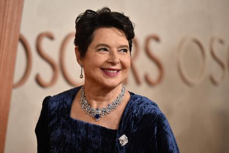 Isabella Rossellini en la alfombra roja de los premios Oscar