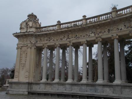 El curioso friso de las palomas en El Retiro.