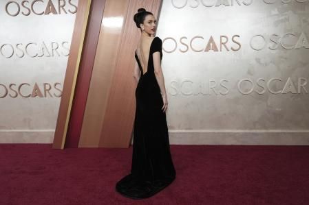Margaret Qualley deslumbra en la alfombra roja con un vestido de raso de Chanel y un collar que caía por su espalda desnuda.