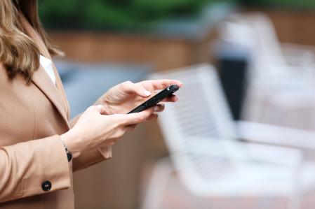 Por desconexión digital se entiende el derecho de toda la persona trabajadora al descanso fuera de su horario y jornada laboral