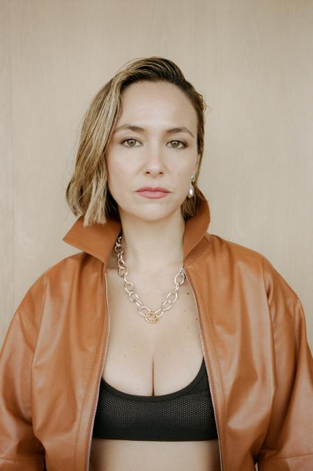 Camisa en cabra graneada y top de seda de Hermès, gargantilla bicolor Hav. De Tous: esclava de plata Duna, pendientes cortos de plata motivo omega Daisy