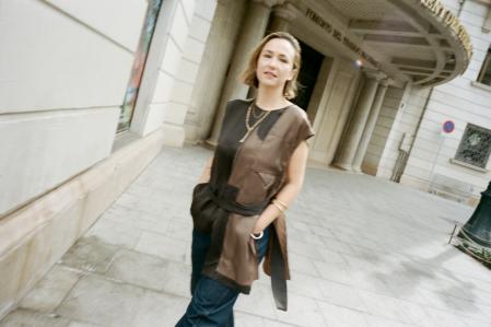 Top y pantalón de Adolfo Dominguez. Collar Hold, collar corto con esmeralda Garden of Love, pulseras de plata y baño de oro sobre plata Hav, todo de Tous