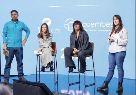 Rosa Trigo (centro izq) y Asunción Ruiz (centro der.), junto a los presentadores del acto, atendieron a las preguntas de los asistentes a la presentación .