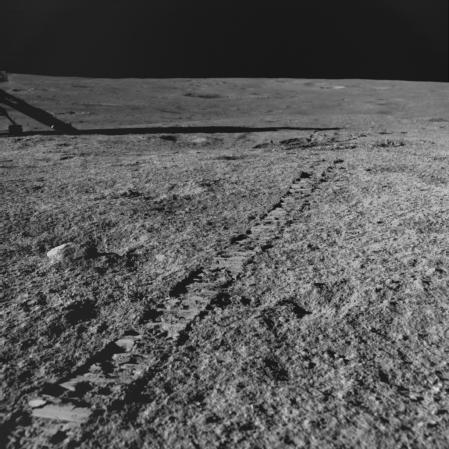 Las huellas del pequeño robot (Pragyan) que transportaba la sonda Vikram. A la izquierda se vislumbra la rampa por la que descendió el dispositivo