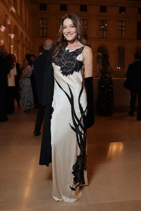 Carla Bruni recuperó un vestido de archivo de John Galliano 1995-1996. 
