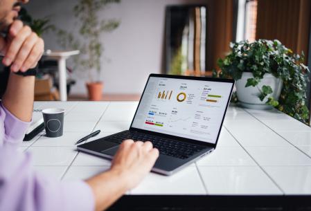 Hoy en día trabajar online desde donde tú quieras, es rentable