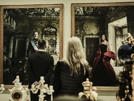 El rey Felipe y&nbsp; Annie frente a los retratos&nbsp;para la colección del Banco de España&nbsp;