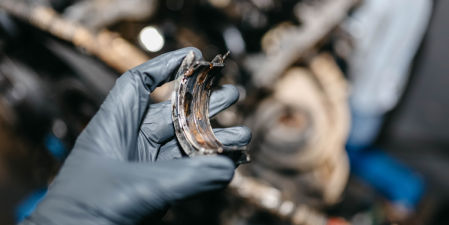 El pistón y el cigüeñal son los que más sufran al acelerar rápido el coche.