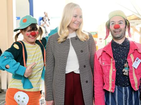 Mette-Marit de Noruega ayer durante una vista al Hospital Ulleval, en Oslo.&nbsp;