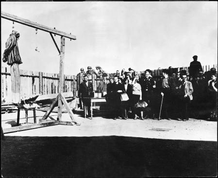 Ciudadanos alemanes de la ciudad de Weimar a los que se les ha obligado a contemplar las atrocidades del campo de concentración de Buchenwald