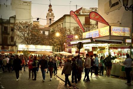 Ambiente fallero en las calles de València