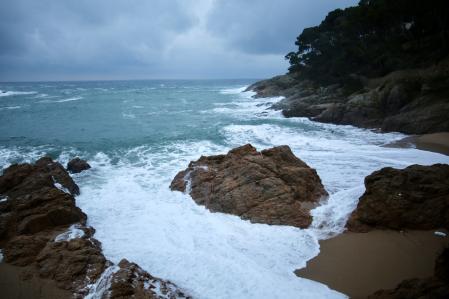 El mar gana terreno en Tamariu.