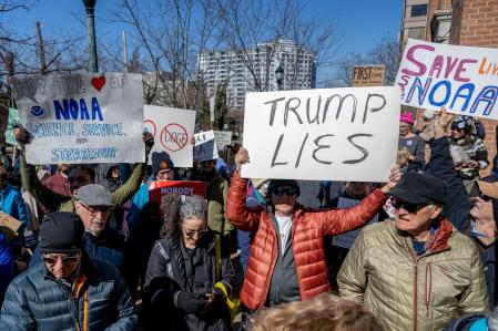 Manifestantes sostienen pancartas frente a la sede de la Administración Nacional Oceánica y Atmosférica (NOAA). Trump ha despedido al 20% de los empleados de la agencia&nbsp;