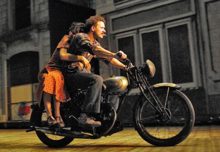 El actor Marc Martínez ha conducido motos tanto en la vida real como en sus interpretaciones