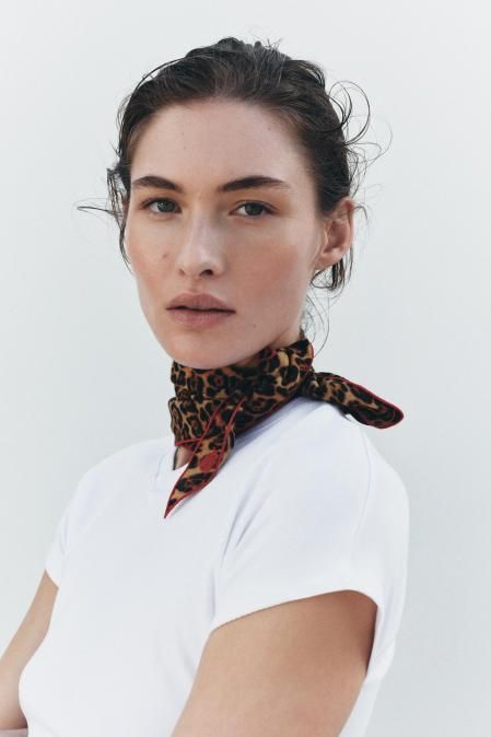 Bandana con estampado de leopardo de Zara