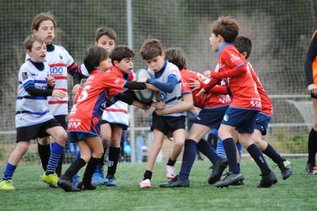 Un grupo de niños. alguno de ellos con diversidades funcionales, juegan a rugby&nbsp;