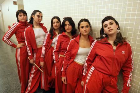Las seis jóvenes integrantes del grupo musical Al·lèrgiques al Pol·len, fotografiadas en la gala de los Premis Enderrock en el auditori de Girona