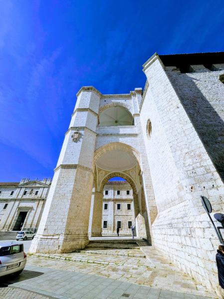 Otra vista de la Iglesia de San Benito.